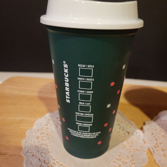 Pair of Starbucks Plastic Travel Cups with Lids Red & Green - Picture 5 of 10